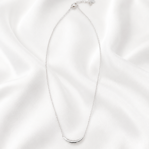 Collar media luna plateado