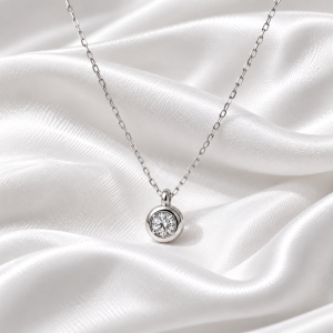 Collar Solitario de Oro Blanco.