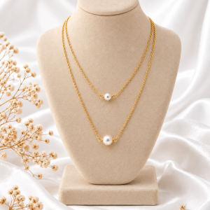 Collar doble de plata con perlas.