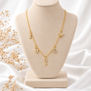 Collar de plata con símbolos y llave.