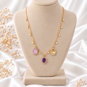 Collar de plata con piedras de colores.